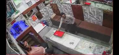 #Greater_Noida के #Kasna में स्थित #Kalicharan_market में ज्वेलरी की दुकान में लूट 🚨
बदमाश ज्वैलर की आंखों में #मिर्ची_स...