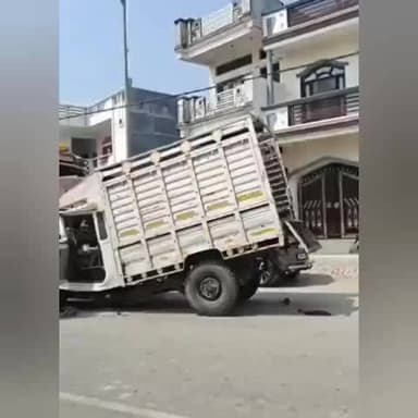 घोसी: घोसी इलाके में डीसीएम और पिकअप गाड़ी के बीच हुई टक्कर, आठ लोग हुए घायल, पुलिस मामले की जांच में जुटी