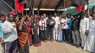 கடலூர்: தொகுதி மறு வரையறையை கண்டித்து கடலூர் திமுக அலுவலகத்தில் கருப்பு கொடி ஏந்தி ஆர்ப்பாட்டம்