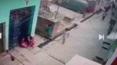 बरेली: बच्चों के झगड़े ने लिया खौफनाक मोड़, युवती समेत बच्चों पर घर में घुसकर किया हमला, सीसीटीवी फुटेज हुआ वायरल