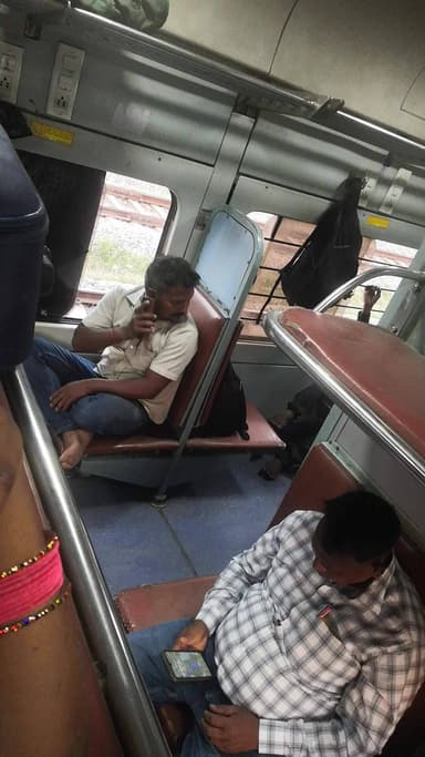 bhai ye banda train me ladki ko ched raha hai aur kuch churi ke eirad se train chada hai
bhai ise adme se bach kar rahe