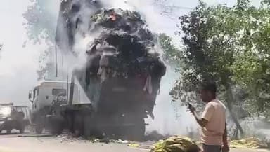 चलते डंपर में लगी भीषण आग, सड़क पर मचा हड़कंप कौशांबी। जनपद के पइंसा थाना क्षेत्र अंतर्गत रामपुर धमावा पुल के पास की घटन