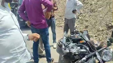 अमेठी: अमेठी में बुलेट और ट्रक की टक्कर, तीन युवक गंभीर रूप से घायल