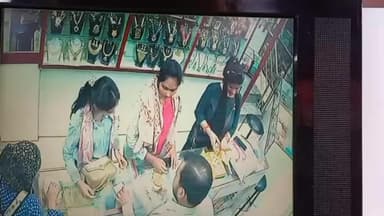 अजमेर: युवतियों ने गलती से अपने साथ ले गई बैग, मीडिया से मुलाकात कर रखी अपनी बात, कहा- पता चलने पर दुकान पर दे दिया