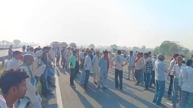 महावन: बलदेव क्षेत्र में अज्ञात वाहन ने ऊंट बुग्गी को रौंदा, दर्दनाक मौत पर ग्रामीणों ने मुआवजे की मांग को लेकर लगाया जाम