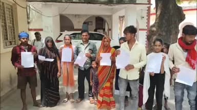 मिर्ज़ापुर: अधिवक्ता हत्याकांड के मुख्य आरोपी के भाई ने अपने परिवार संग जिला कलेक्ट्रेट में डीएम को ज्ञापन सौंपकर लगाई गुहार