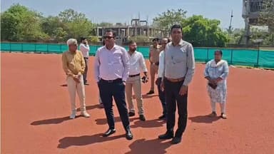➡️कलेक्टर श्री ऋतुराज सिंह ने #देवास के कुशाभाऊ ठाकरे स्टेडियम में निमार्णाधीन सिंथेटिक ट्रेक का निरीक्षण किया।कलेक्टर...