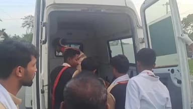 নাৰায়ণপুৰ: নাৰায়ণপুৰৰ যখৰীয়াত হুঁচৰি দলৰ বাহন দুৰ্ঘটনাগ্ৰস্ত,আঘাতপ্ৰাপ্ত হয় কেইবাজনো ,
আহত সকলক চিকিৎসালয়লৈ প্ৰেৰণ