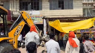 मुगलसराय में सड़क चौड़ीकरण के तहत नाली निर्माण के लिए तोड़ा गया पक्का अतिक्रमण #Purvanchaltimes #Chandauli