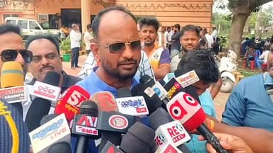 କୁଜଙ୍ଗ: କୁଜଙ୍ଗ ଗାନ୍ଧୀ ଙ୍କ ପ୍ରତିମୂର୍ତ୍ତି ସ୍ଥାପନ କୁ ନେଇ ଆକ୍ରୋଶମୂଳକ ଭାବରେ ନାରାୟଣ ବୀରବର ସାମନ୍ତ ଟ୍ରଷ୍ଟ ର କାର୍ଯ୍ୟକାରୀ ସଭାପତି ଙ୍କୁ ଆକ୍ର