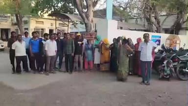 વડવા તલાવડી વિસ્તારમાં લોકોને રસ્તે ચાલવા મામલે માથાકૂટ કરાતા હોવા અંગે લોકોએ નીલમબાગ પોલીસમાં રજુઆત કરી