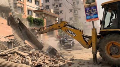 वाराणसी में बुलडोजर एक्शन 🚨 लहरतारा-बौलिया में 100 मकान ध्वस्त | 6 लेन सड़क के लिए बड़ी कार्रवाई
वाराणसी के लहरतारा-बौल...