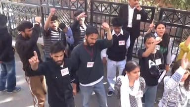 सरकाघाट में छात्रा सिया गुलेरिया की हत्या पर SFI का विरोध, न्याय की उठाई मांग
#devbhoomilivehp #everyonehighlightsfollow...