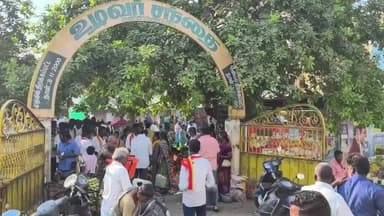 கள்ளக்குறிச்சி: கள்ளக்குறிச்சி உழவர் சந்தையில் காய்கறி விற்பனை செய்து தமிழக வெற்றி கழகத்தின் வேட்பாளர் தீவிரவாக்கு சேகரிப்பு