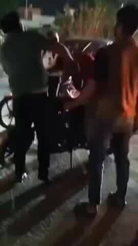 कानपुर: कल्याणपुर में आवास विकास के केसा चौराहा पर दो बाइकों की भिड़ंत के बाद एक युवक को चप्पलों से पीटने का वीडियो हुआ वायरल