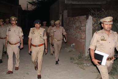 पुलिस अधीक्षक कन्नौज विनोद कुमार द्वारा थाना विशुनगढ़ क्षेत्र में मय थाना पुलिस के पैदल गश्त कर सुरक्षा व्यवस्था का व्या...
