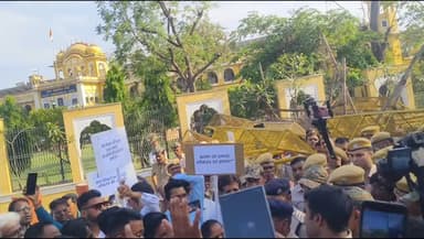 धरना स्थल को छावनी में तब्दील कर दिया गया ताकि प्रदर्शनकारियों का संदेश सरकार के कानों तक न पहुँच सके।
#JaipurNews #Pro...