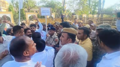 लोकतंत्र का गला घोंटता प्रशासन: शहीद स्मारक पर शांतिपूर्ण धरने को पुलिस ने बलपूर्वक रोका
#JaipurNews
#Protest #Police...