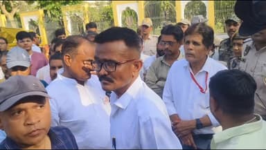 पत्रकारों का आरोप है कि सरकार जनहित के मुद्दों पर चर्चा करने के बजाय तानाशाही रवैया अपना रही है।
#JaipurNews #Protest #...