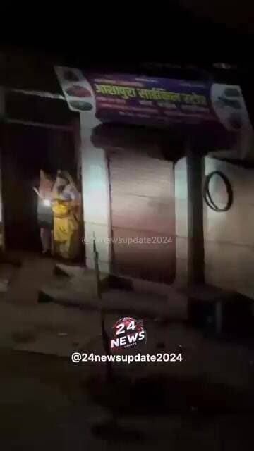 बड़गांव मेन रोड पर कार बिजली के पोल से टकराई, पूरे इलाके की बत्ती गुल