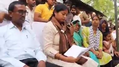 #यूपी रायबरेली अपना दल की MLA पल्लवी पटेल ने SP रविकुमार की क्लास से बातचीत किया.
MLA- यू केन नॉट से थैंक्यू लाइक दैट. ...