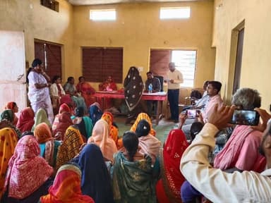 कलेक्टर श्री इंद्रजीत सिंह चंद्रवाल के निर्देशानुसार विकासखंड छुईखदान के बैगा बहुल ग्राम सरई पतेरा एवं लालपुर में महिलाओ...