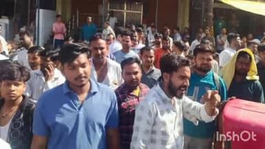 बिधूना: कस्बा के भगत सिंह चौराहे पर अनियंत्रित डंपर ने बस और ट्रैक्टर को मारी टक्कर, चालक हुआ फरार