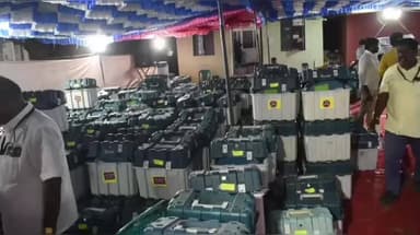 திருவாடனை: வட்டாட்சியர் அலுவலகத்தில் திருவாடானை சட்டமன்ற தொகுதி: வாக்கு இயந்திரங்களில் சின்னம் பொருத்தும் பணி தீவிரம்