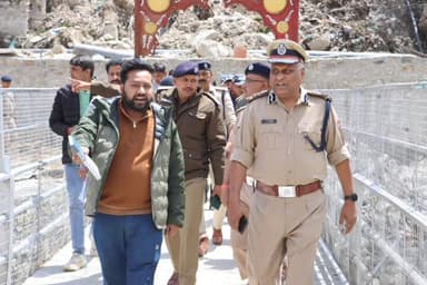 जोशीमठ: चारधाम यात्रा के नोडल अधिकारी व अपर पुलिस महानिदेशक अंशुमन ने यात्रा तैयारियों का जायजा लेने बद्रीनाथ धाम पहुंचे