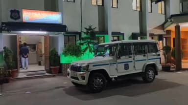 રઘુવંશી સોસાયટીમાં એપાર્ટમેન્ટમાં જુગાર રમી રહેલ ૩ શખ્સોને પોલીસે ઝડપી લીધા, ૨ શખ્સ નાસી છૂટ્યા