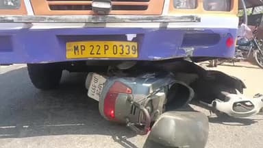 मंडला: बम्हनी बंजर के ठरका में सड़क हादसा, स्कूटी सवार बस के नीचे घुसा, गंभीर रूप से घायल
