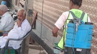 नजफगढ़: निगम पार्षद अमित खरखरी ने क्षेत्र में डेंगू और मलेरिया से बचाव के लिए दवा का छिड़काव कराया