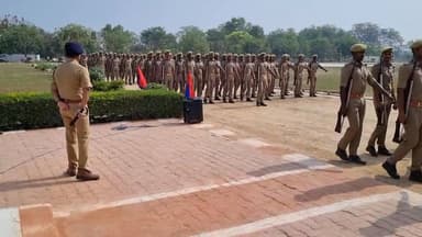 मऊ पुलिस लाइन में साप्ताहिक परेड: एसपी कमलेश बहादुर ने अनुशासन व तत्परता पर दिया जोर
#MauPolice #FridayParade #PoliceDis...