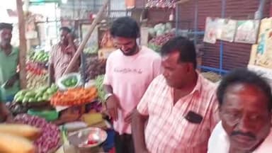 விருத்தாசலம்: விருத்தாசலத்தில் நடிகர் சண்முக பாண்டியன் முரசு சின்னத்திற்கு வாக்கு சேகரித்தார்