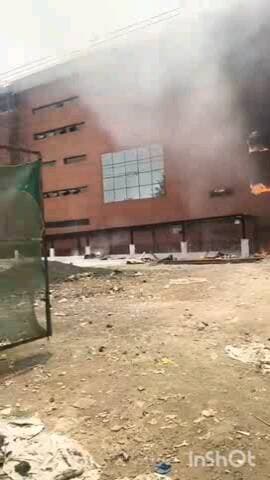 ठाणे: ऐरोलीत नाट्यगृहाला लागली भीषण आग