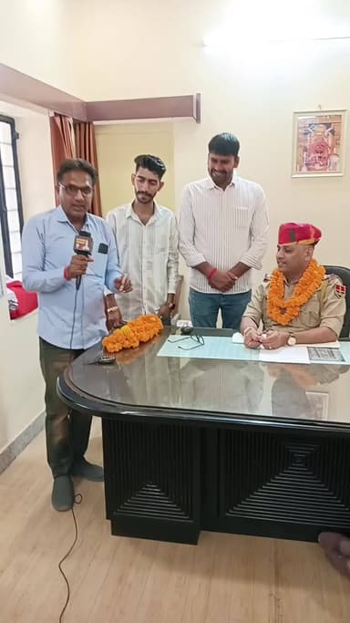 रतनगढ़: हनुमान बेनीवाल के विरुद्ध अपशब्द कहने वाले आरोपी को शीघ्र पकड़ने करने पर#RLP की और से थानाधिकारी का किया गया स्वागत अभिनं