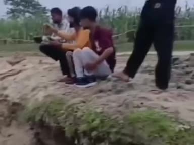 टेढ़ागाछ: टेढ़ागाछ में रेतुआ नदी किनारे सुरक्षा दीवार का निर्माण कार्य तेज़ी से जारी, ग्रामीणों में खुशी