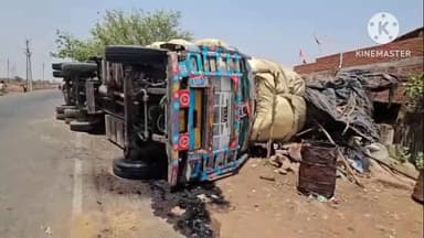 बटियागढ़: बटियागढ़ के नीमन तिराहे पर भूसे से भरे ट्रक ने बोलेरो को टक्कर मारी, 3-4 घायल