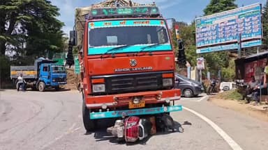 चम्पावत: लोहाघाट चंपावत राष्ट्रीय राजमार्ग में मानेश्वर के समीप कैंटर और स्कूटी की टक्कर, महिला घायल