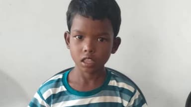 बांसजोर: लासे (उड़ीसा) का बच्चा भटककर केरया घाटी पहुंचा, बांसजोर पुलिस ने परिजनों को सौंपा