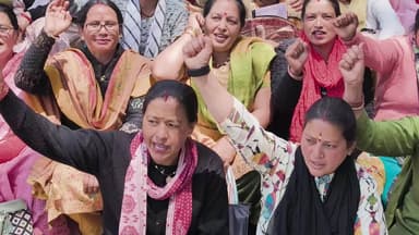 पाटी: आंगनवाड़ी वर्कर्स ने 24000 रुपये मानदेय की मांग पर 14 दिन तक बाराकोट, पाटी और लोहाघाट में धरना दिया