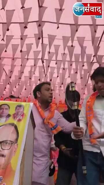 भाजपा नेता ने युवक को मंच से दिया धक्का #latestnews #todaynews #babarpur