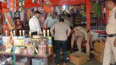 अलीराजपुर: जिले के कट्ठीवाड़ा में पुलिस और खाद्य विभाग की छापेमारी, 9 दुकानों से डेढ़ क्विंटल एक्सपायर सामान जब्त