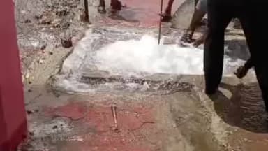 बागली: बागली के कमलापुर में ठेकेदार की लापरवाही से हजारों लीटर पानी बहा, हुआ व्यर्थ