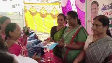 మహబూబ్ నగర్ అర్బన్: కార్పొరేషన్ పరిధిలోని 7వ డివిజన్లో పారదర్శకంగా ఇందిరమ్మ చీరల పంపిణీ: మేయర్