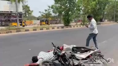 ఖాజీపేట: మడికొండలో పోలీసుల ఆధ్వర్యంలో రోడ్డు ప్రమాదాలపై మాక్ డ్రిల్ నిర్వహణ