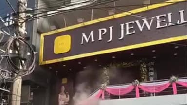 উত্তৰ লক্ষীমপুৰ: নগৰৰ ডিকে ৰোডৰ MPJ জুৱেলাৰ্চত অগ্নিকাণ্ডৰ ঘটনা,ক্ষতিগ্ৰস্ত হয় কেইবালাখ টকাৰ সামগ্ৰী