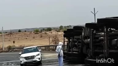 भूम: पारडी भूम रोडवर हरंगुडी येथे डिझेल टँकर पलटी, टँकरमधून गळती सुरू