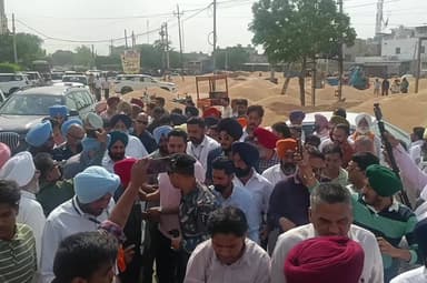 ਮਲੋਟ: ਸੁਖਬੀਰ ਬਾਦਲ ਨੇ ਅਨਾਜ ਮੰਡੀ ਦਾ ਦੌਰਾ ਕਰ ਕਿਸਾਨਾਂ ਨਾਲ ਕੀਤੀ ਗੱਲਬਾਤ, ਖਰੀਦ ਪ੍ਰਬੰਧਾਂ ਨੂੰ ਲੈਕੇ ਸਰਕਾਰ ਤੇ ਸਾਧੇ ਨਿਸ਼ਾਨੇ