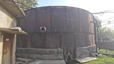 उन्नाव: कैसरगंज बाजार के किला पर स्थित ब्रिटिश काल की पानी की टंकी में लगा जंग, स्थानीय लोग पीने को मजबूर हैं जहरीला पानी